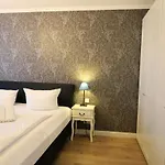 Im Zentrum Von Gelegene Mit Westbalkon Und Schoenem Ausblick