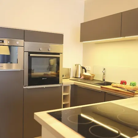 Im Zentrum Von Gelegene Mit Westbalkon Und Schoenem Ausblick Appartement